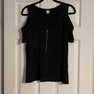 VENUS Tops - Venus XL Cold Shoulder Top. EUC VENUS Tops - Venus XL Cold Shoulder Top. EUC